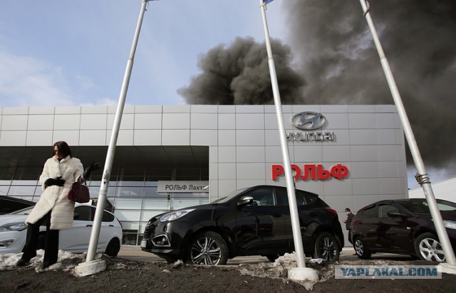 В Петербурге полыхает здание автосалона "Рольф" на улице Савушкина