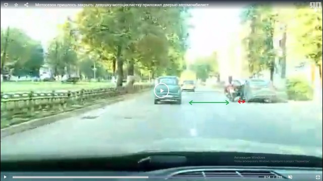 Мотосезон пришлось закрыть: девушку-мотоциклистку приложил дверью автомомбилист