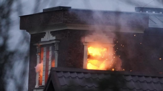 В элитном подмосковном посёлке Вешки ФСБ проводит масштабную спецоперацию - местный житель отстреливается из дома