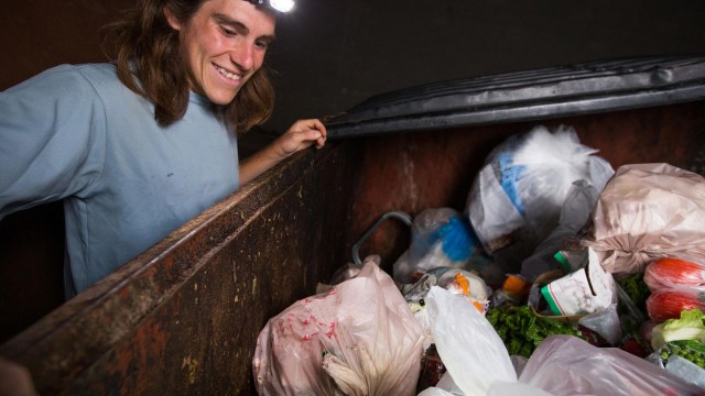 В Петербурге пенсионеры разобрали просроченные продукты в мусорке