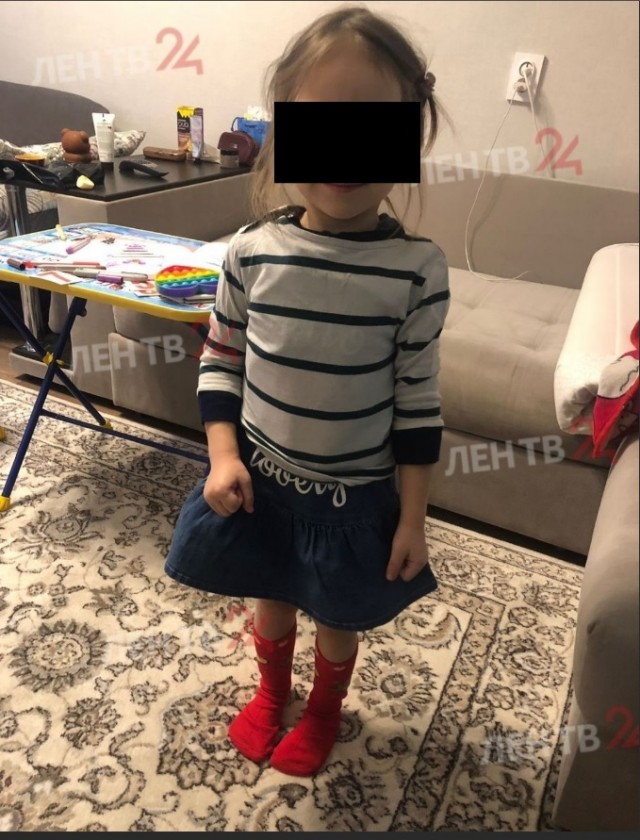 Опека попытается найти семью девочке, оставшейся на несколько дней с умершей мамой в Каменке