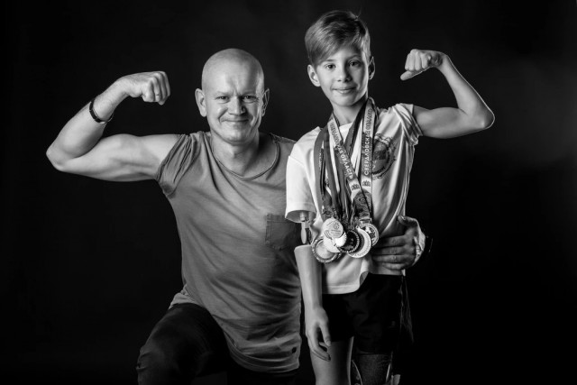 Родился без руки и ноги. Чего добился мальчик, брошенный в роддоме Екатеринбурга