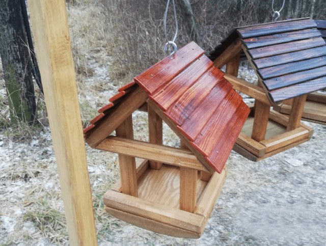 "Ну нет работы в нашей деревне. Я и придумал себе занятие. Ремесло не хитрое, но кормит хорошо"