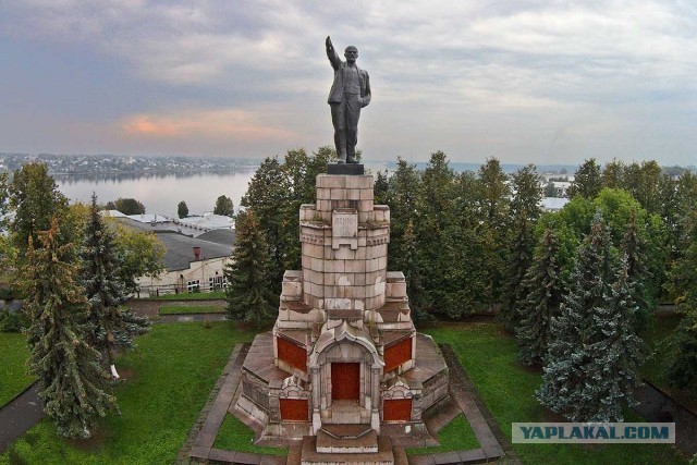 Гигантская голова Ленина