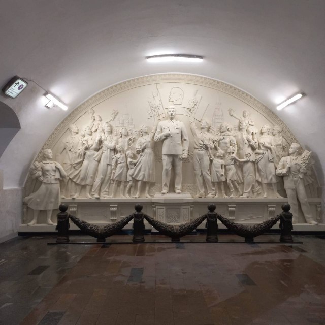 В Московском метро открыли восстановленный рельеф со Сталиным