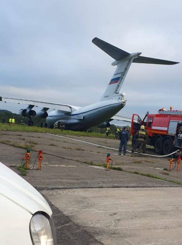Транспортный ИЛ-76 совершил аварийную посадку в красноярском аэропорту Черемшанка