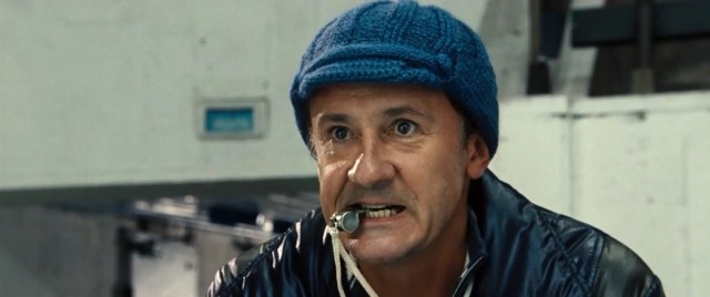 Детский тренер одной из лучших хоккейных школ в стране избивает их клюшкой и бросает по льду.