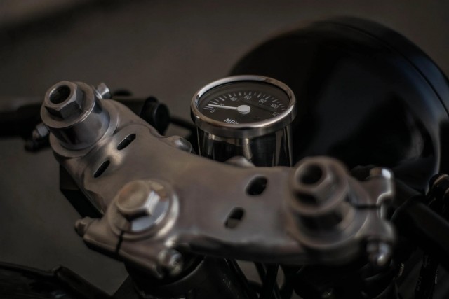 Черный как ночь: уникальный кастом Yamaha XS1100 поражает деталями — как создавался проект