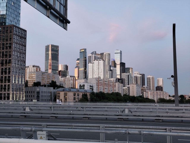 Шляюсь по Москве (утопленный самокат и чужеродная красота).