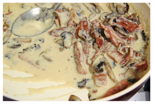 Спагетти с ветчиной, грибами и сливками