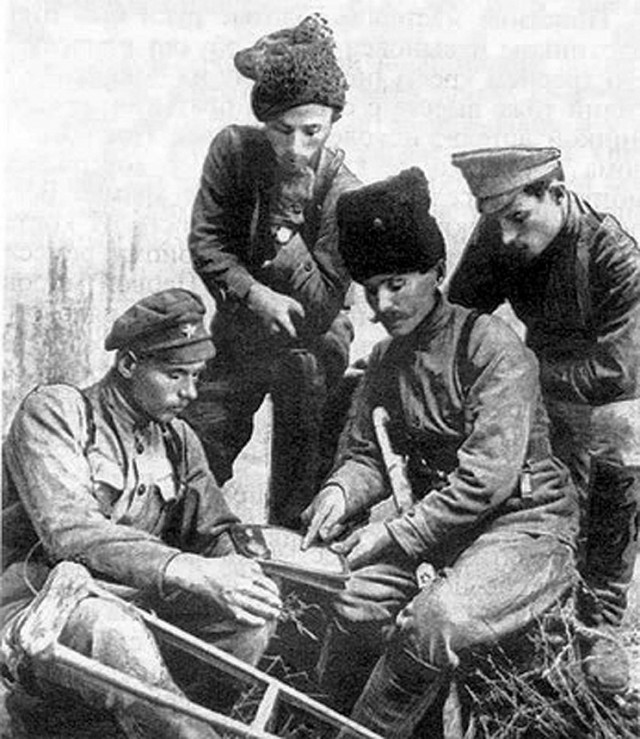Как троцкист Фурманов загубил комдива Чапаева.