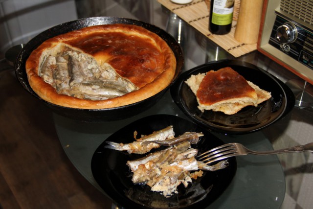 Пирог с мойвой