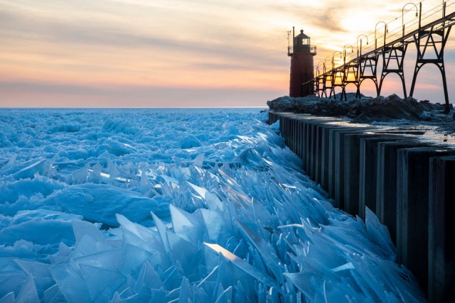 Замерзшее озеро Мичиган разбилось на миллион осколков