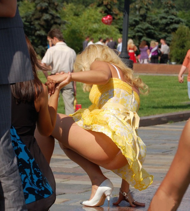 Симпатичные девушки в летних платьях
