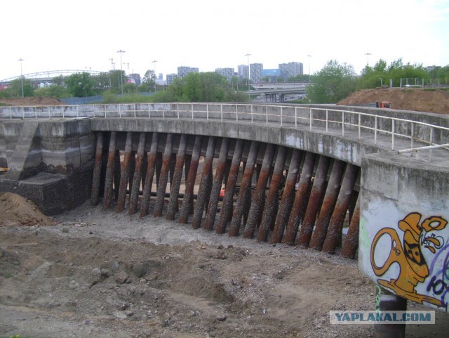 На дне. Когда в канале нет воды (Тушино - между 7 и 8 шлюзами)