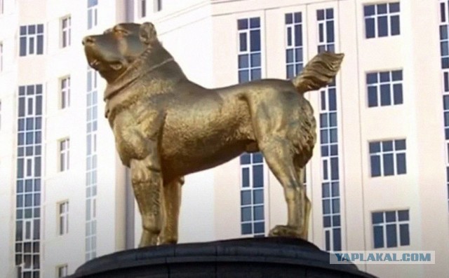 Гурбангулы Бердымухамедов открыл в Ашхабаде памятник своей любимой собаке — алабаю.