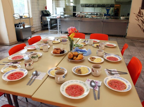 Роспотребнадзор запретил домашнюю еду в школе