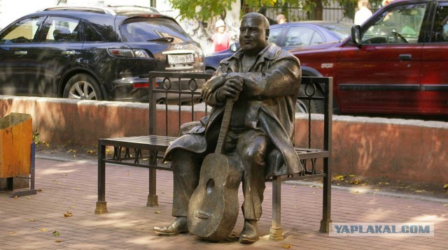Автор памятника Кругу ответил за «гопоту» и «бандитизм». Владимира Путина попросили поспособствовать сносу скульптуры шансонье.