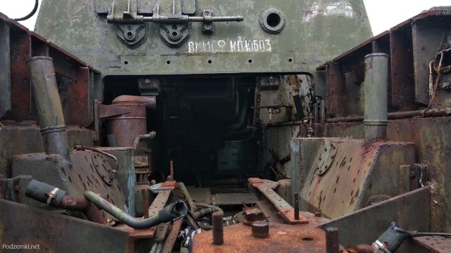 Заброшенные танки ИС-2М с башнями КВ и самоходки ИСУ-152