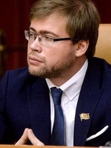 В Москве задержали депутата Мосгордумы и внука Геннадия Зюганова Леонида Зюганова. Он уехал с заправки не оплатив бензин.