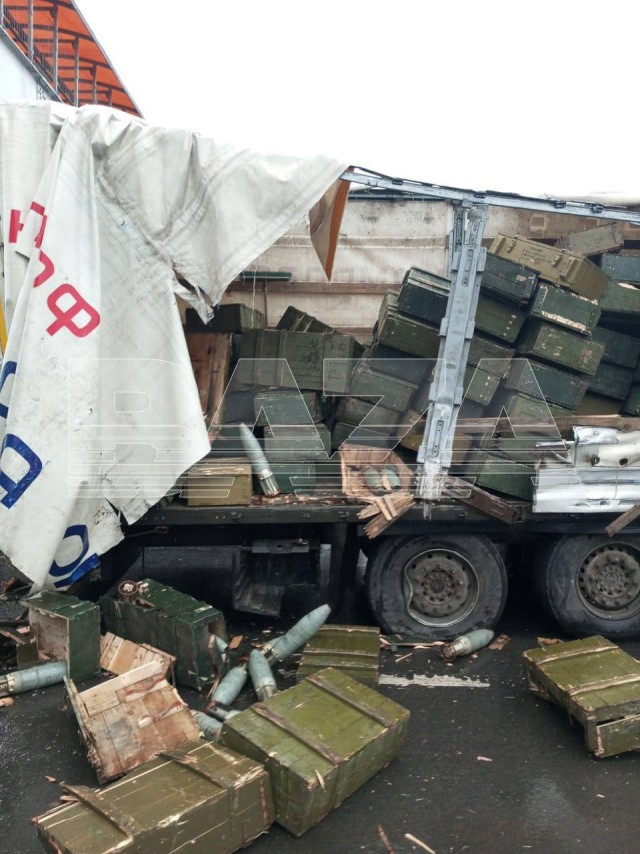 Куча снарядов, разбросанных по дороге. В Нижегородской области произошло опасное ДТП с грузовиком, перевозящим боеприпасы