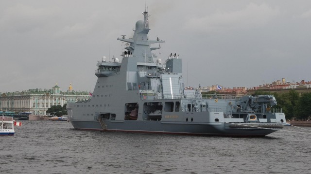 Боевой ледокол "Иван Папанин" вышел в Баренцево море для отработки учебных задач