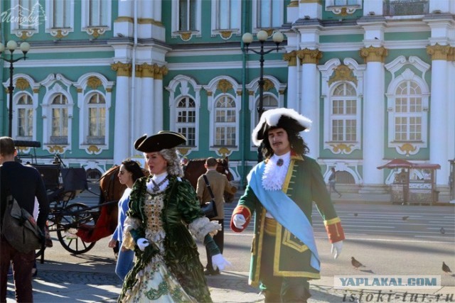 Московские артисты не могут получить гонорары за работу на праздниках в Москве — деньги обещали ещё в апреле
