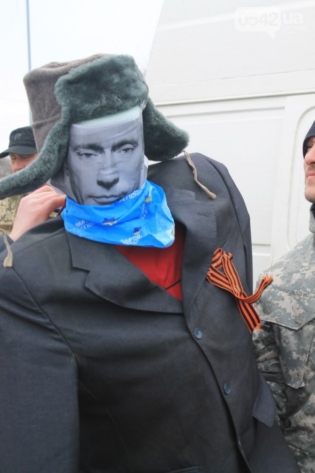 В Сумах сожгли чучело Путина