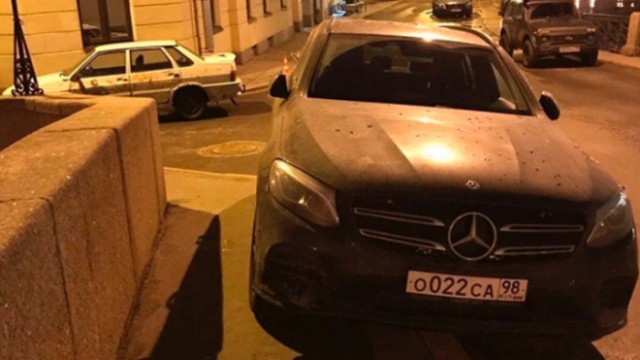 Никогда не было и вот опять. Припаркованный Mercedes Боярского перекрыл тротуар на мосту в Петербурге