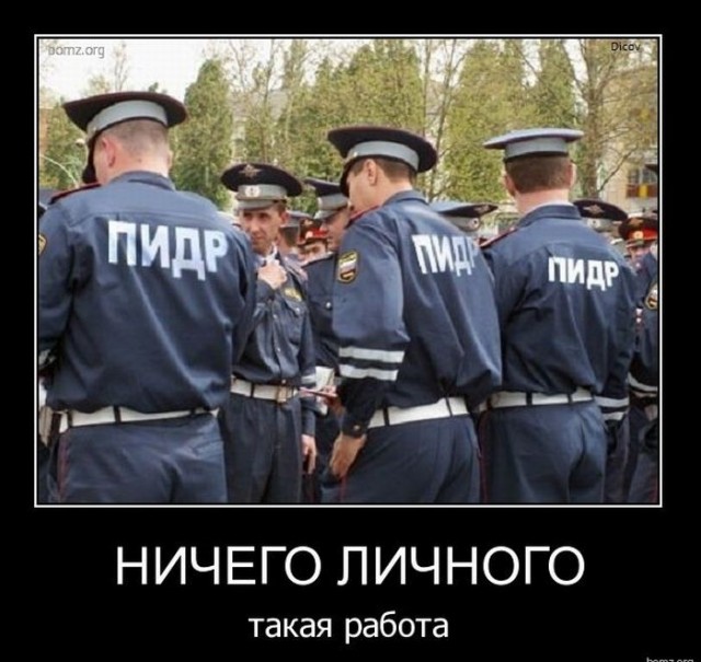 В Питере полицейский достал служебное оружие 18+