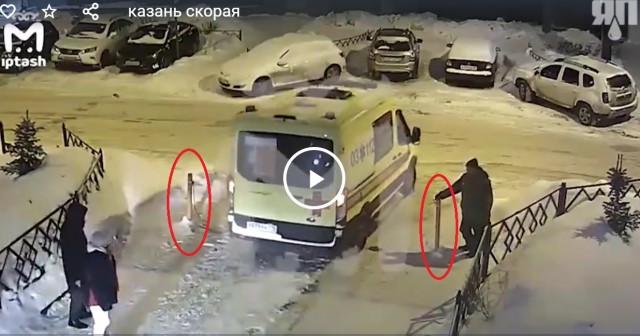 В Казани скорая почти час не могла выехать со двора из-за мужчины на BMW