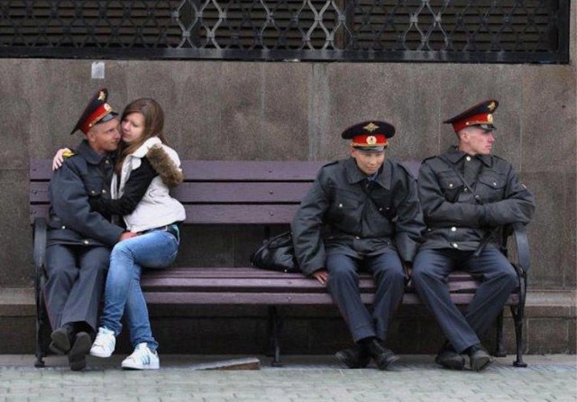 Не скамеечке...
