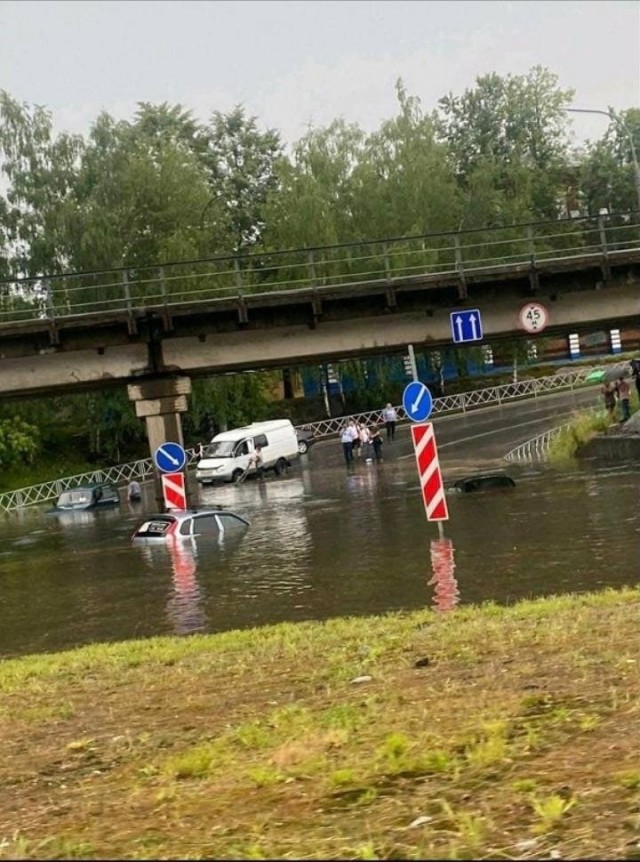Потоп на Боровском шоссе. Потоп в Солнцево 2013. Затопило Боровское шоссе. Солнцево затопило.