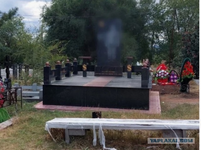 В Нижнем Новгороде цыгане устроили шашлычное застолье прямо посреди памятников и крестов на местном кладбище