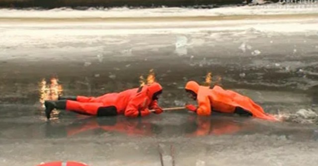 Это очень хитрый мужчина с верёвкой