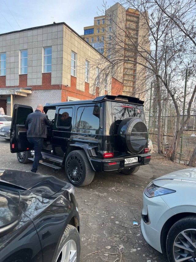 В Екатеринбурге отец в кожанке и черных очках ворвался на футбольное поле: он "спасал" сына от лучниц, которые там тренировались