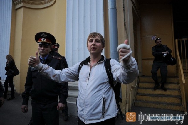 Чувак вступился за девушек в метро..