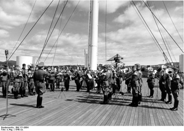 " Веселый Роджер" над субмариной