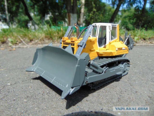 Mikromodellbau. Оживил стендовую модель бульдозера в масштабе 1/50.