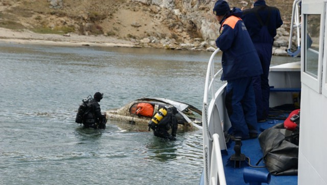 Водолазы подняли со дна Байкала 92 автомобиля и самолет.