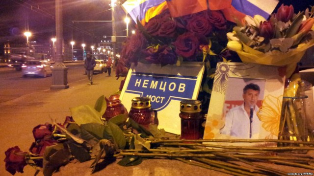 Активисты SERB разгромили мемориал Немцова и порвали венок, возложенный Болтоном