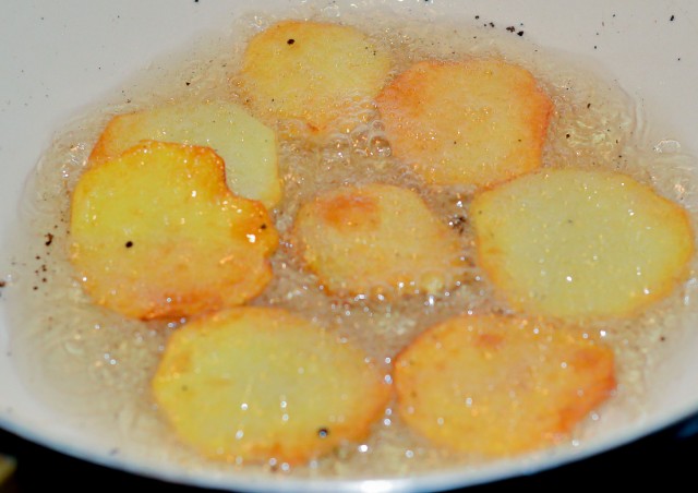 Быстрый стейк на сковородке с картофаном и хлебом.