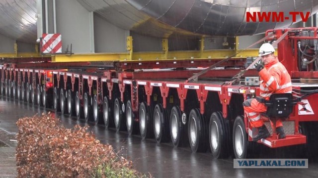 В Германии, в Нижней Саксонии уронили при перевозке большую непонятную штуку