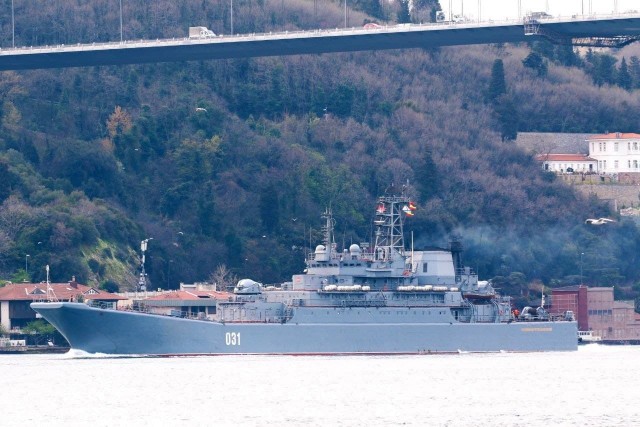 В Черном море уже сосредоточенно 11 больших десантных кораблей и 8 десантных катеров