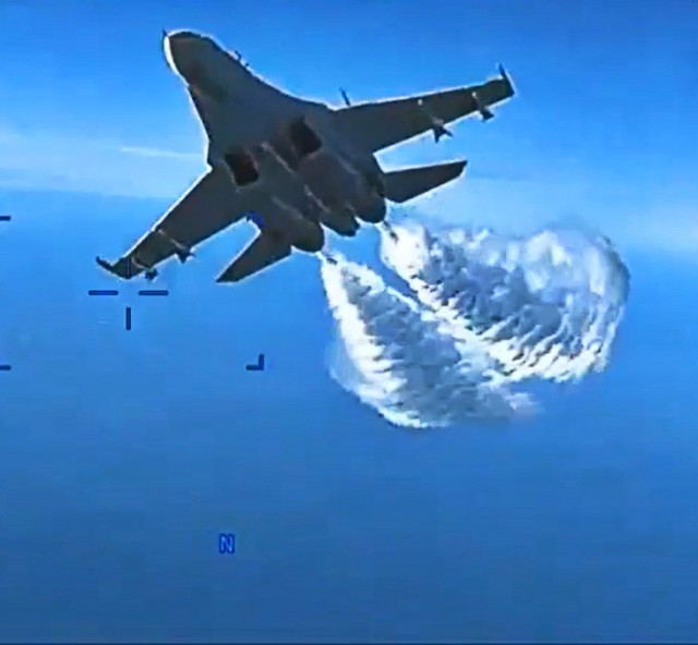 Шойгу представил к наградам летчиков после инцидента с американским дроном