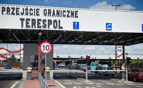 Двое россиян с детьми протаранили шлагбаум на границе Польши с Белоруссией