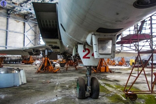 Заброшенный дальний ракетоносец Ту-22М3, забытый в бывшем ремонтном цехе