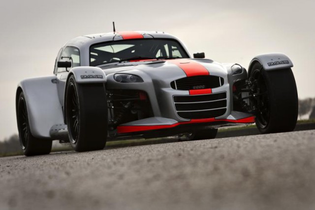 Nissan GTR тонко троллит конкурентов в рекламе