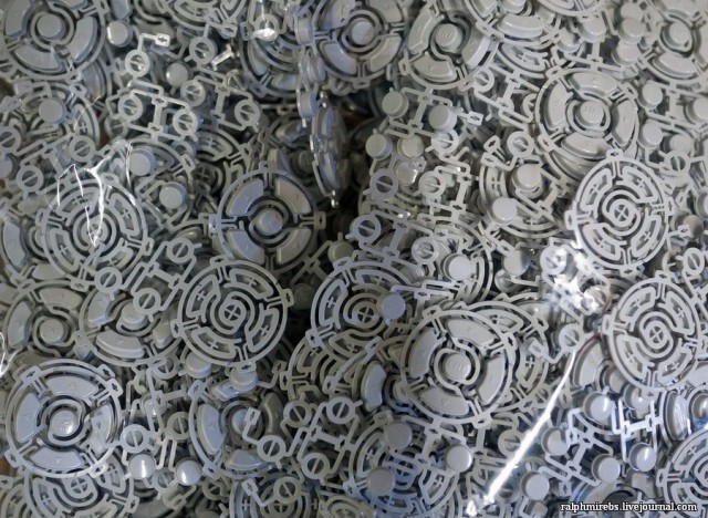 Пять человек и четыре робота