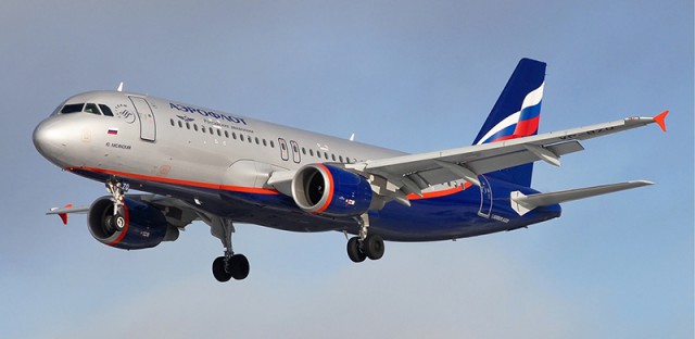 Стюардесса пытается посадить A320.